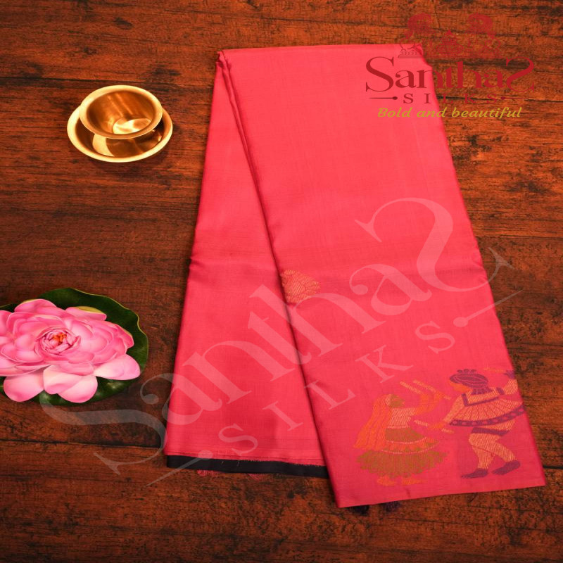 BORDERLESS ROSE COLOUR BODY WITH BIG MOTIFS AND DARK BLUE CONTRAST BLOUSE