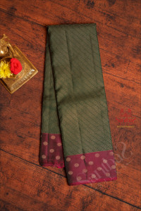 dark-green-colour-body-with-vaira-oosi-patern-checks-and-contrast-pallu-blouse